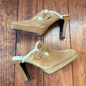 Stuart Weitzman Gomez Shearling Suede Buckle Clogs – Chestnut Size 7.5 💛🍄